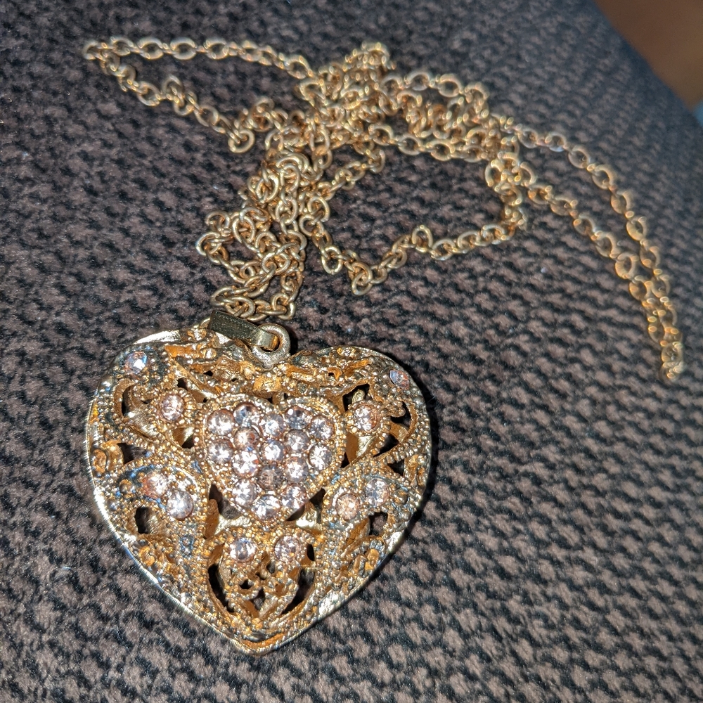 Very pretty rose gold tone with rhinestones Puffy openwork heart in chain
